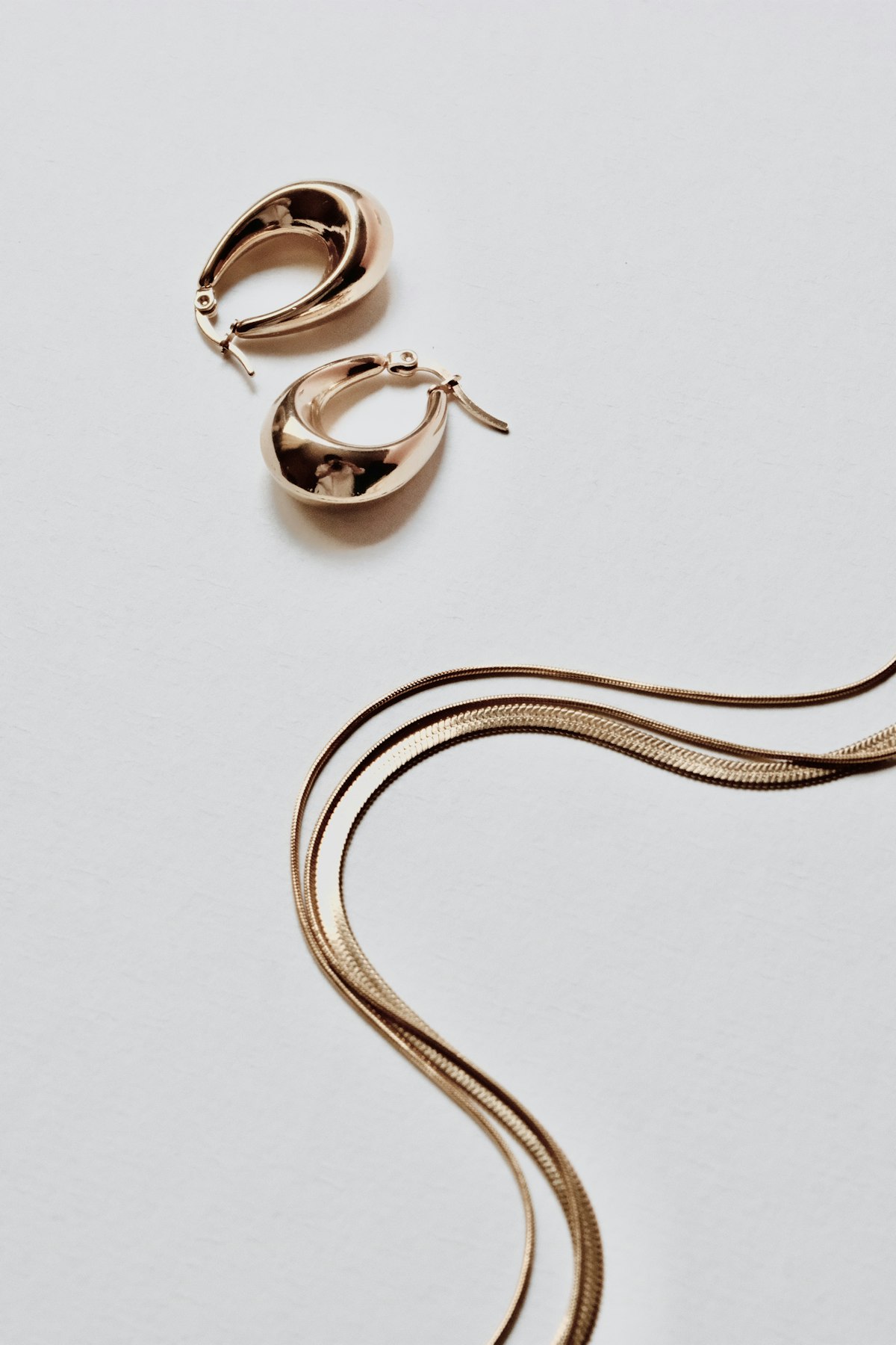 Close-up of a fine bracelet representing KE.lueur jewelry